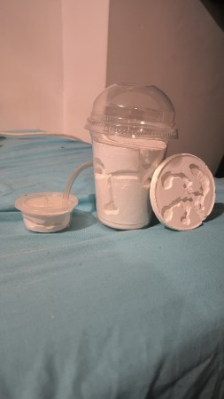Éstos son los más sencillos, uno lo hize con la tapa de las Pringles, con el tuper de salsa del restaurante de comida asiática y un bote de tomate cherry